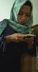 Bokep Indo Genjot Ayang Hijab Di Ruang Tamu
